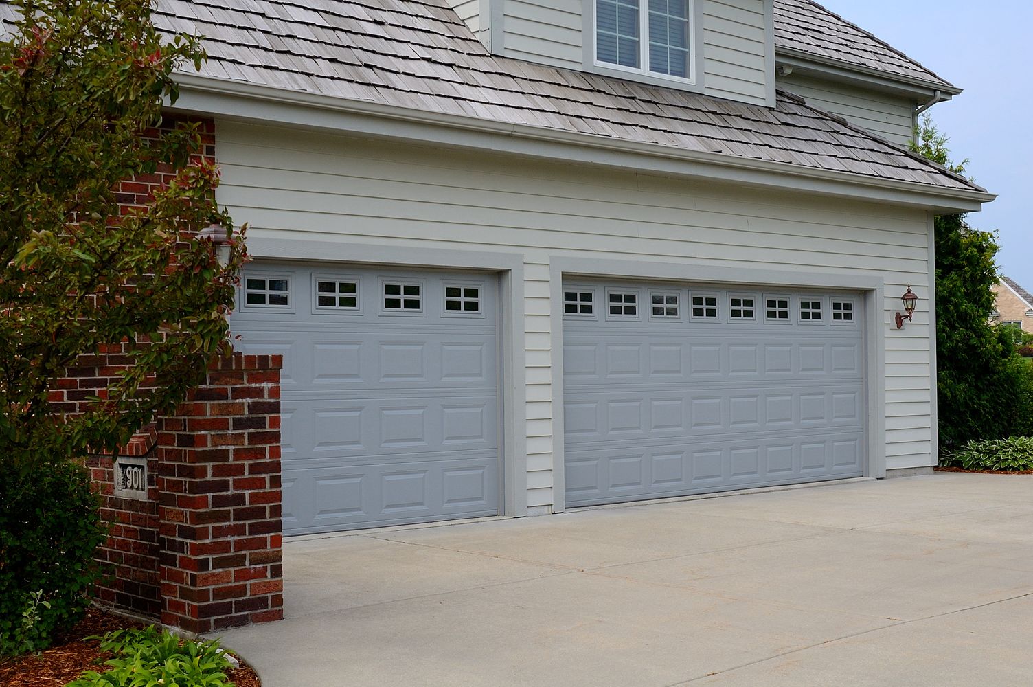 Insulated vs. Non-Insulated Garage Doors: Which Is Right for You?